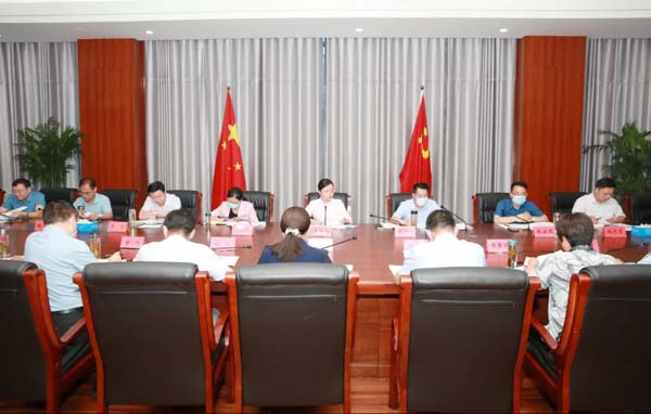 县长王汝娜主持会议并讲话,县领导薛勇,朱德华,戴安君,王岩,赵光勇