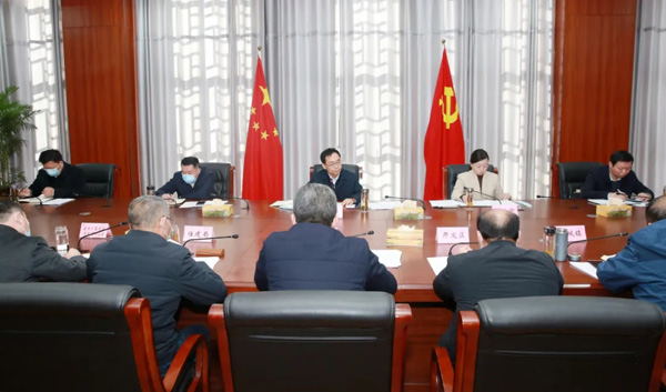 李光超出席会议并讲话,县长王汝娜主持会议,县领导薛勇,王岩,赵光勇