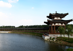 一湾碧波揽长廊