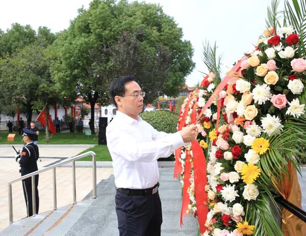 我县举行烈士纪念日公祭活动