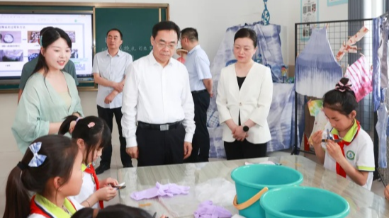 李光超开展“六一”慰问并检查高考备考工作